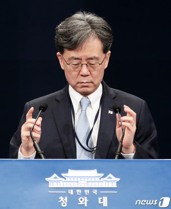 생각에 잠긴 김현종 국가안보실 2차장