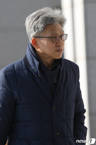 점심 먹은 뒤 검찰 조사 받는 송병기 울산 부시장
