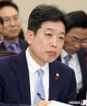 의원질의 듣는  장석영 과기부 2차관
