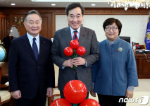 사랑의 열매 전달 받은 이낙연 총리