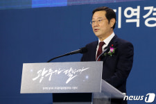 광주형일자리 자동차공장 기공식서 축사하는 이용섭 시장