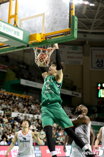 덩크 성공하는 DB 김종규
