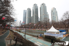 양재천 얼음썰매장 '영상 넘는 날씨에 개장 연기'