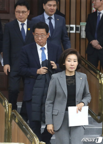 여야 간사와 함께 들어서는 나경원 위원장
