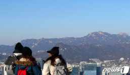 파란 하늘 아래