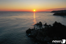 동해바다 위로 떠오르는 태양