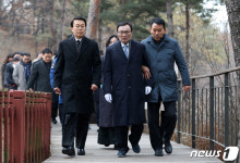 백범 김구 선생 묘역 나서는 이해찬 대표