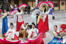 새해 첫날부터 춘향과 몽룡의 사랑은 시작