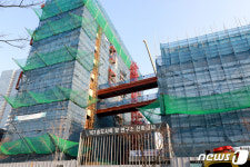 인천 송도 신축공사장 크레인 쓰러져 3명 사상