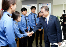 해상교통관제센터 직원 격려하는 문재인 대통령