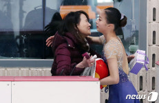 하마다 미에 코치와 포옹 나누는 유영 종합 1위
