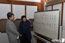 박동진 판소리전수관에서 설명 듣는 정재숙 문화재청장