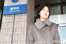 청사 나서는 추미애 장관