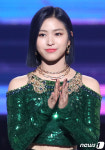 있지 류진, 단발도 찰떡 소화
