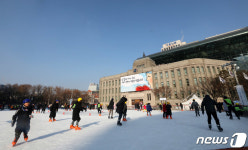 도심 속 야외 스케이트장에서 보내는 주말