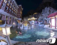 밤에도 양덕온천을 즐기고 있는 北 주민들 모습