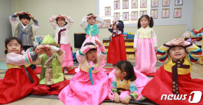 꼬까옷 입고 세배하는 어린이들