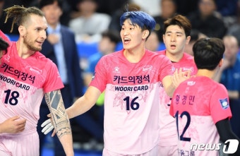 우리카드, 현대캐피탈 꺾고 5연승 신바람…선두 질주