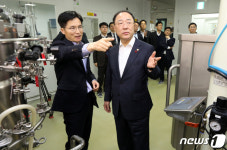 배양액 제조 설비 살펴보는 홍남기 부총리