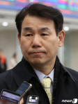 굳은 표정으로 질문 듣는 정은보 대사
