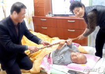 고령군, 100세 어르신에 상수 기념 장수지팡이 전달