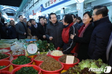 전통시장 상인들과 대화나는 정세균 국무총리