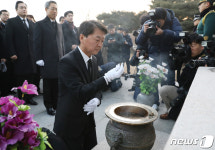 무명용사탑 분향하는 안철수