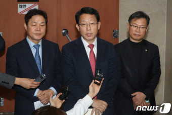 취재진 질문에 답하는 김상훈 의원