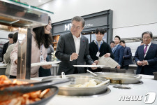 세종청사 구내식당 찾은 문재인 대통령
