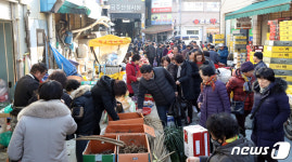 많은 시민 몰리는 전통시장