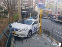 부산 마을버스 정류장에 택시 돌진…1명 부상
