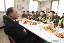 국군 장병들과 대화나누는 홍남기 부총리