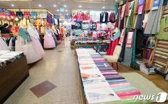 설날에도 한복 안 입어…대전 중앙시장 한복거리 한숨