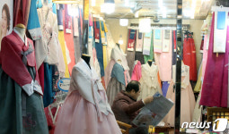 설날에도 한복 안 입어…대전 중앙시장 한복거리 한숨