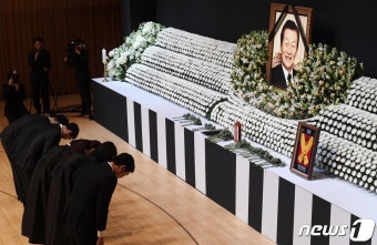 고 신격호 롯데그룹 명예회장 영결식 '유가족 헌화'