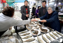 부여중앙시장 찾은 박은정 국민권익위원장