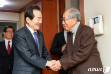 독립유공자 김영관 지사 찾은 정세균 국무총리
