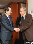 독립유공자 김영관 지사와 인사하는 정세균 국무총리