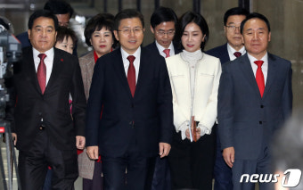 환영식장 함께 들어서는 황교안 대표와 이미지전략가 허은아
