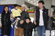 동대구역에서 웃음꽃 피우는 가족