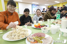 고향음식 먹는 몽골 가족들
