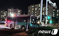 퇴근길 호텔 직원 통근버스, 시내버스와 충돌…17명 부상