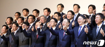 엄지 치켜드는 홍남기 부총리와 국세청장 등 직원들