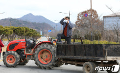 진입 통제하는 아산 주민
