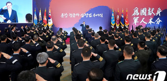 문 대통령, 준장 진급자 삼정검 수여식