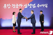 문 대통령, 새 장성 77명에게 삼정검 수여