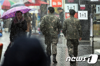 국방부, 인천공항 검역소에 군의관 등 인력 107명 추가 투입