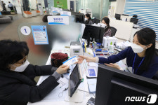 고객도 직원도 마스크 쓰고 은행 업무