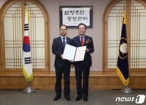 당선증 받는 이성희 신임 농협중앙회장