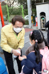 학생에게 손 소독제 뿌려주는 조희연 교육감